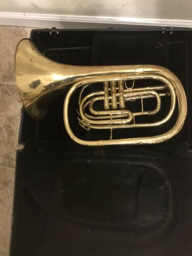 King 1122 Marching French Horn With No Mouthpiece And Case